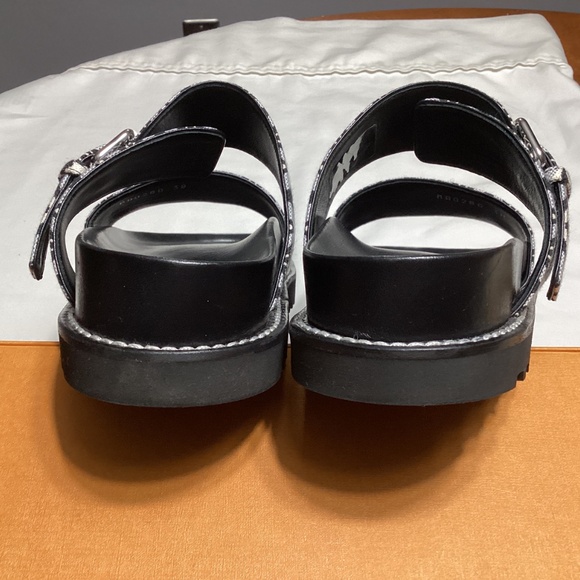 Louis Vuitton 1854 Paseo Flat - Picture 14 of 16